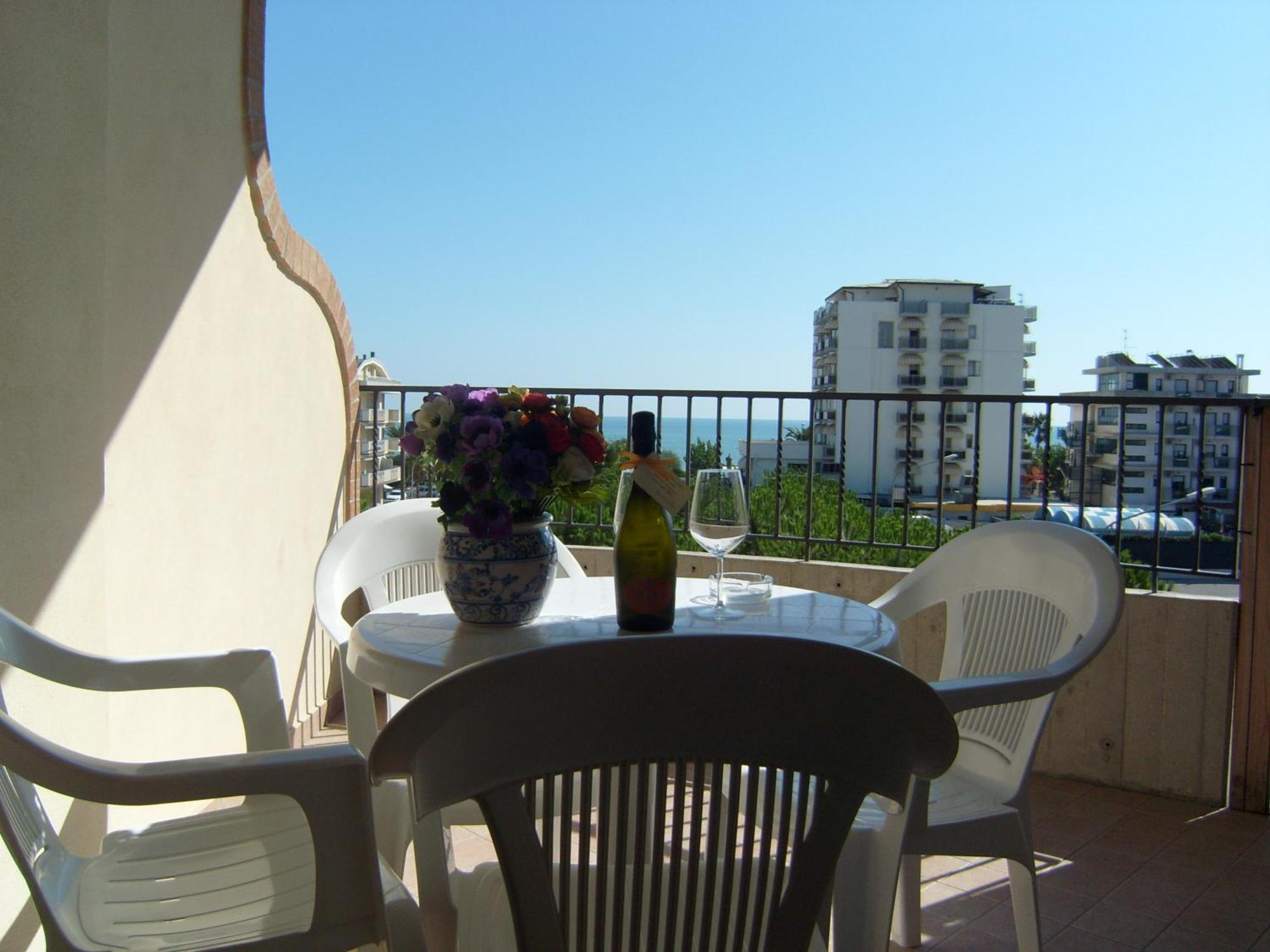Residence Torre Del Mar Alba Adriatica Rum bild