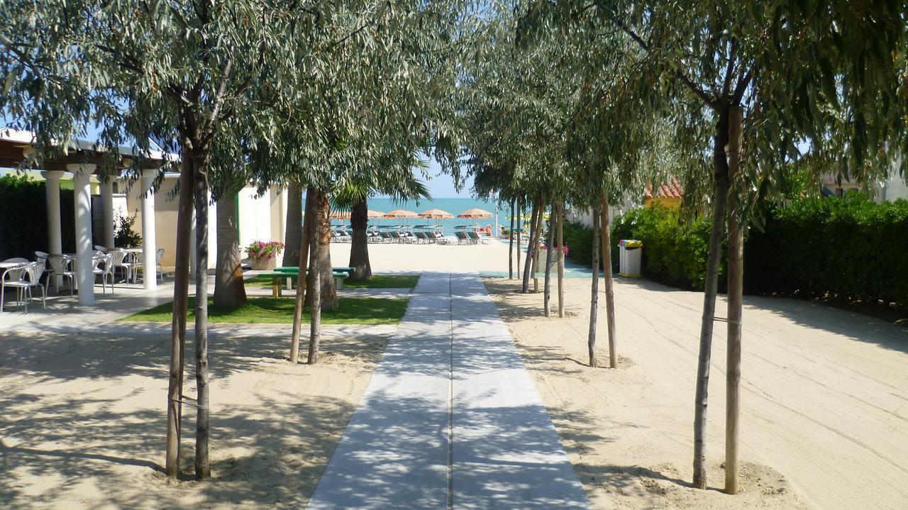 Residence Torre Del Mar Alba Adriatica Exteriör bild